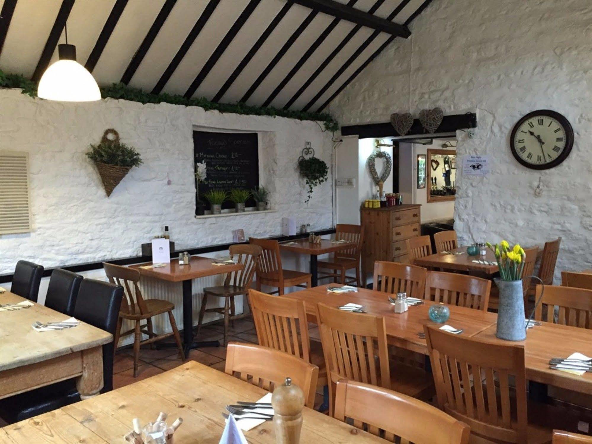 The White Hart Hotel Sherington Bagian luar foto