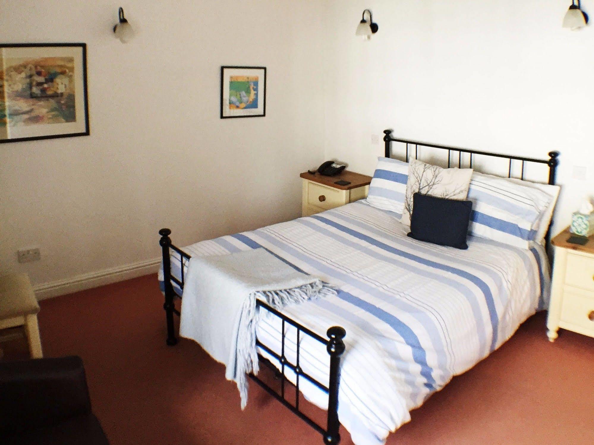 The White Hart Hotel Sherington Bagian luar foto