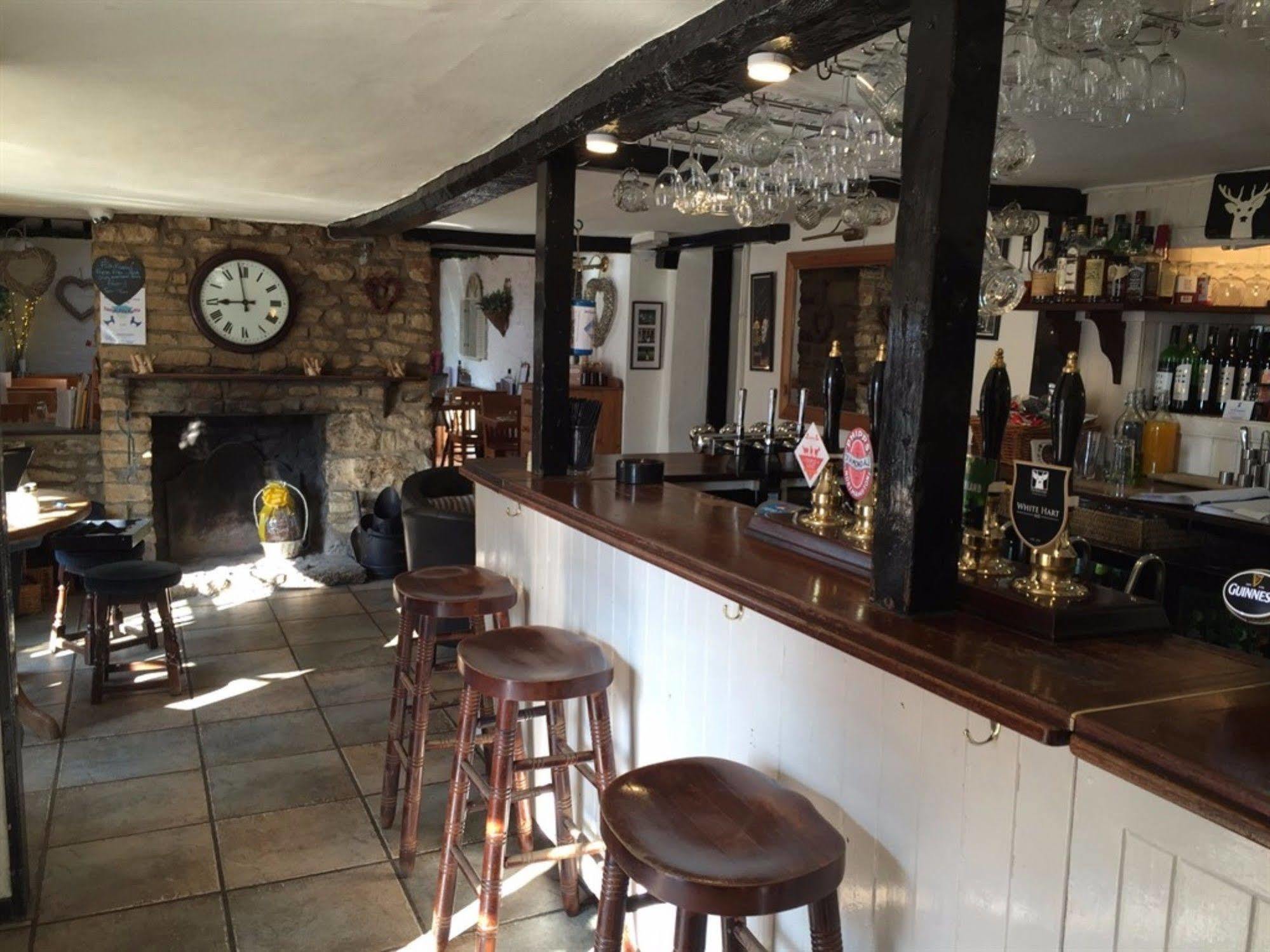 The White Hart Hotel Sherington Bagian luar foto