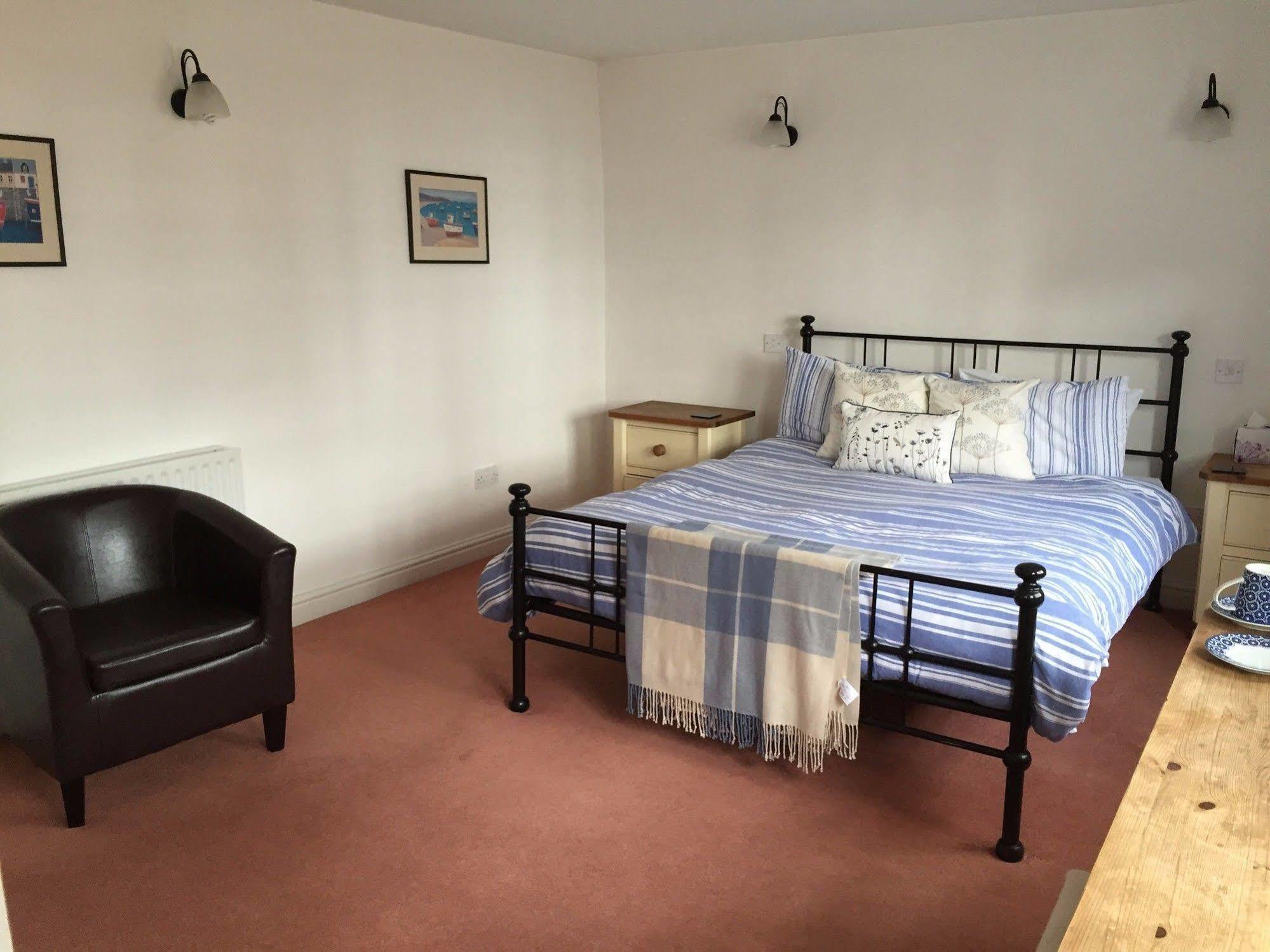 The White Hart Hotel Sherington Bagian luar foto