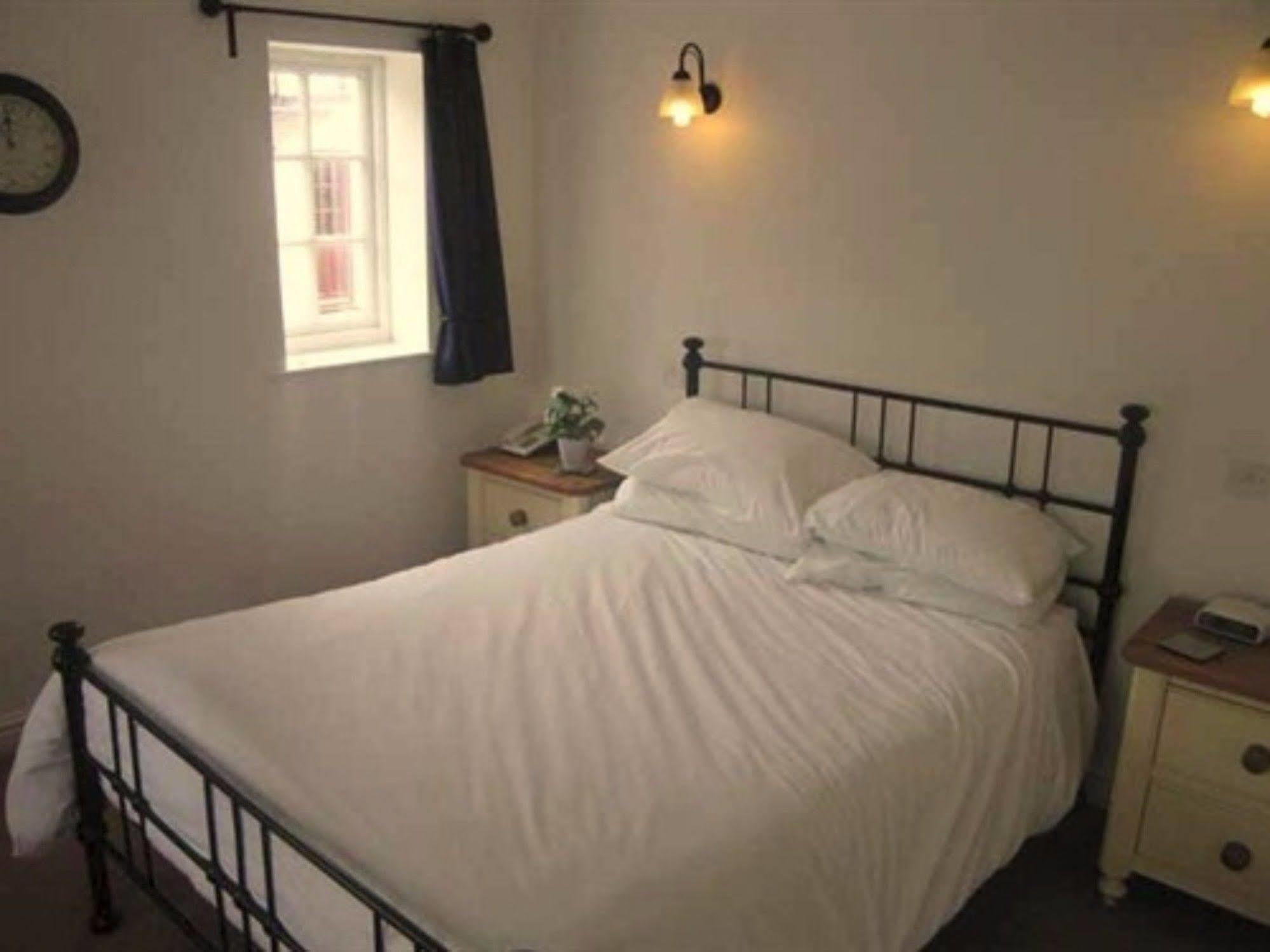 The White Hart Hotel Sherington Bagian luar foto