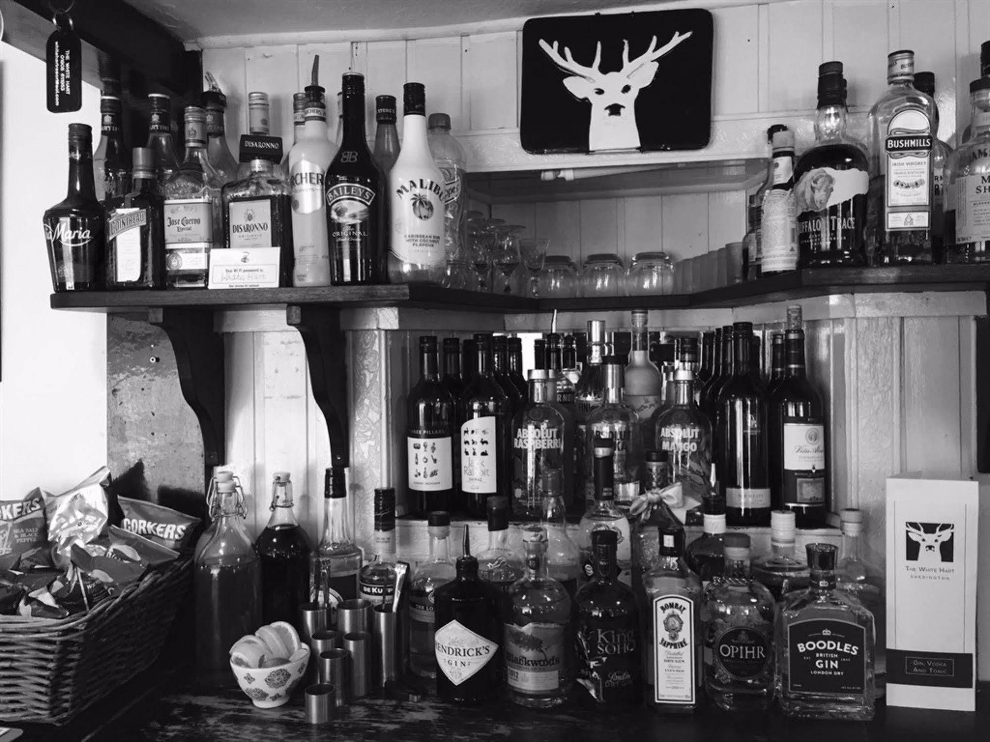 The White Hart Hotel Sherington Bagian luar foto