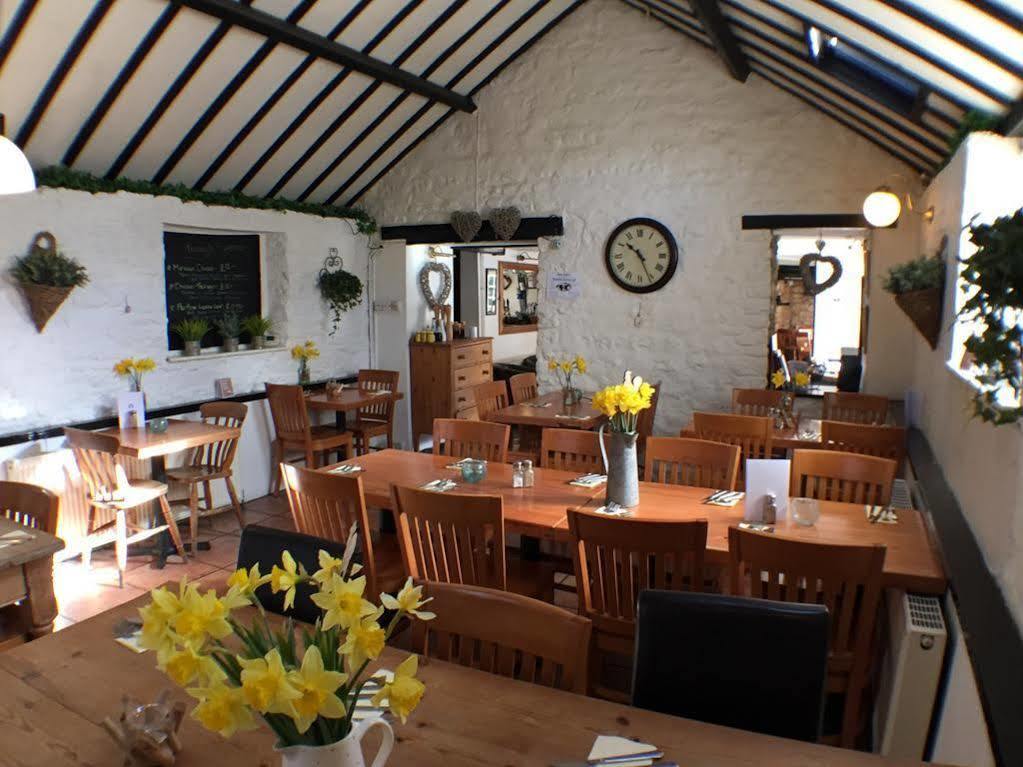The White Hart Hotel Sherington Bagian luar foto