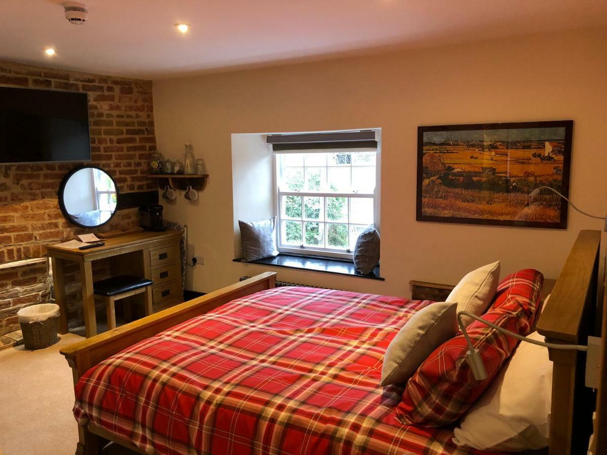 The White Hart Hotel Sherington Bagian luar foto