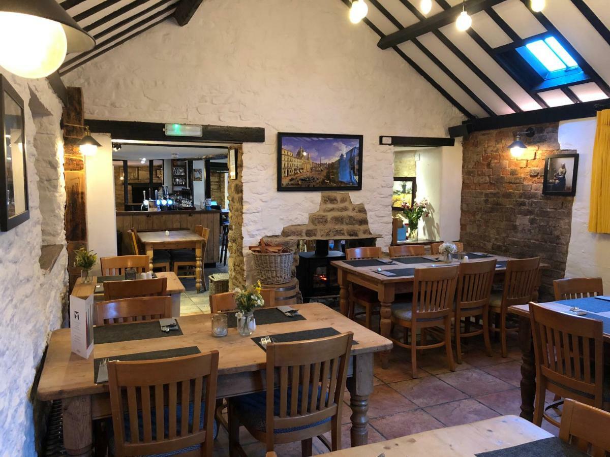 The White Hart Hotel Sherington Bagian luar foto