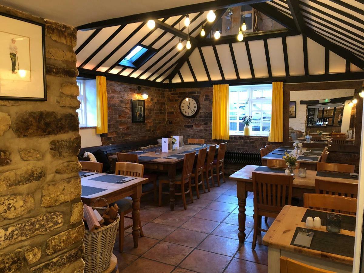 The White Hart Hotel Sherington Bagian luar foto