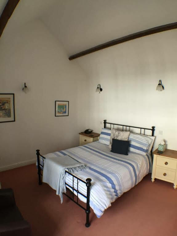 The White Hart Hotel Sherington Bagian luar foto